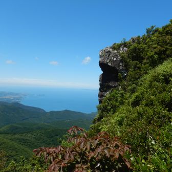 怖そうな岩