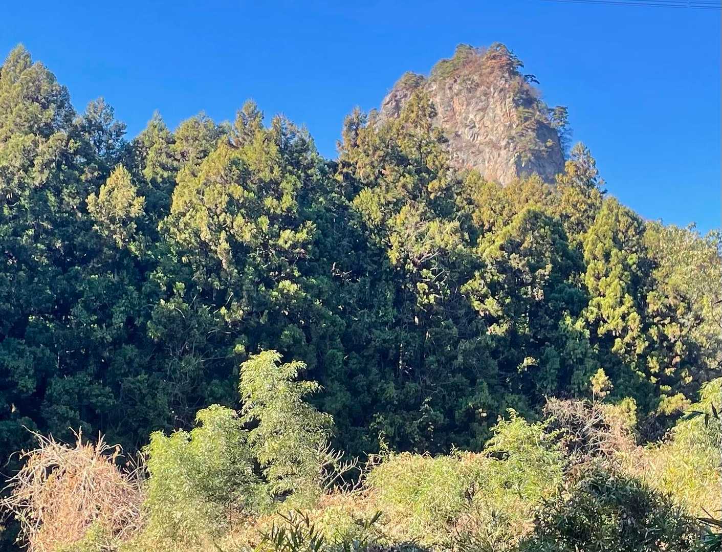 
そして今回登る鍬柄岳！2時間もかからず手頃な山ですが、ちょいとスリリングです


※写真に写っている岩峰が鍬柄岳。
  駐車スペースあり、車は4台ほど停められます