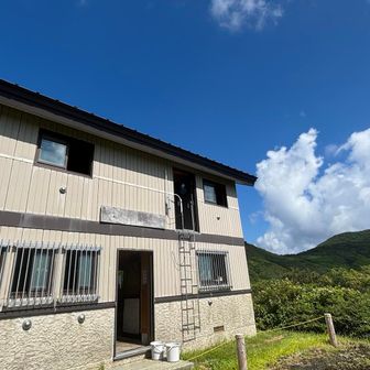 小休憩&水分補給のため
天狗小屋👺到着♪

二年振りにお会いした小屋番さん
相変わらず元気で何より😂👍♪
皆んな泊まってよ！！
ダメなら明日泊まって！！と何度も言われた笑