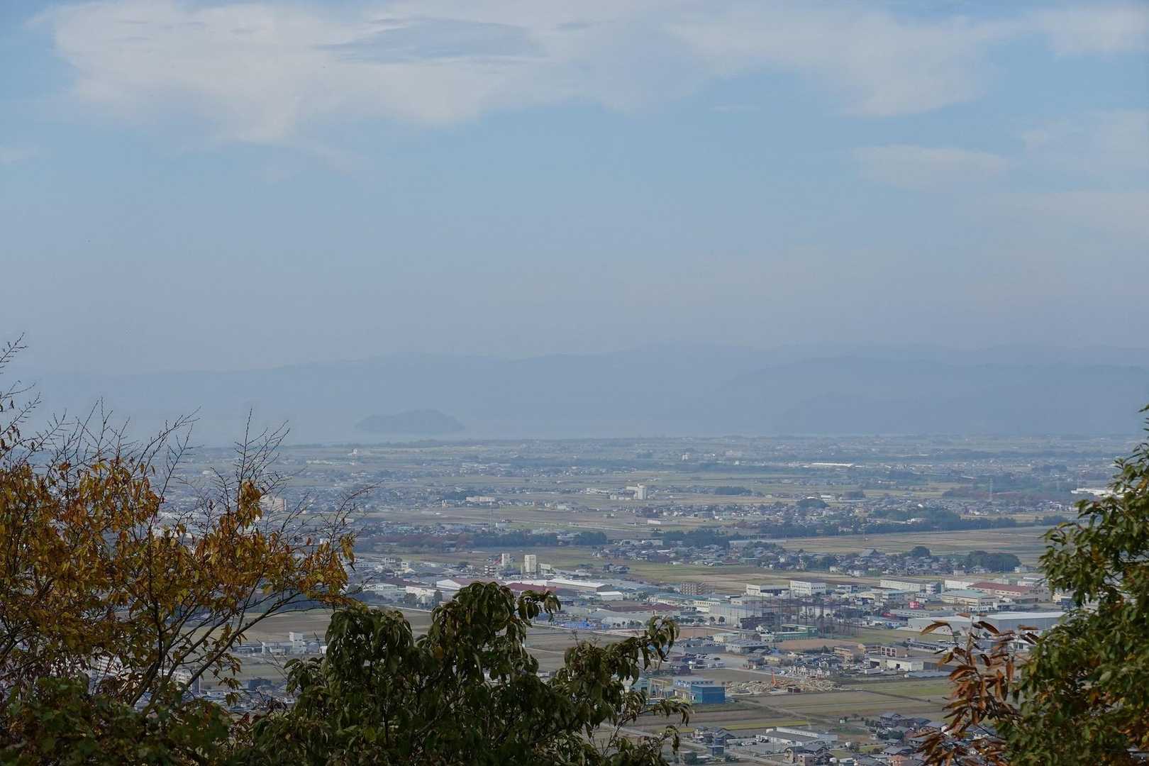 琵琶湖に浮かぶ竹生島。
右側には山本山がうっすら。