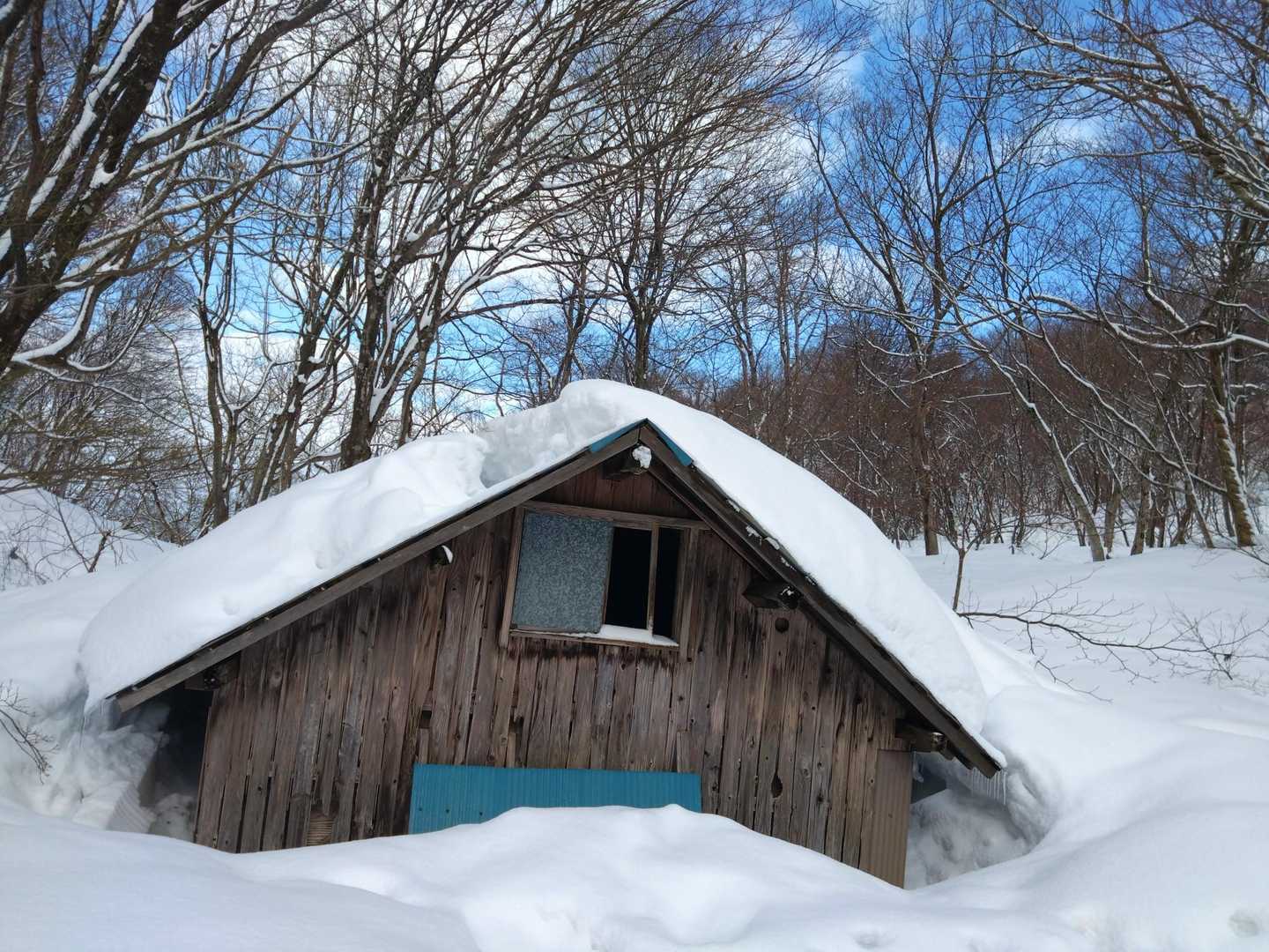 月惜峠の小屋
この前でホッとひと息つくのが好き💕