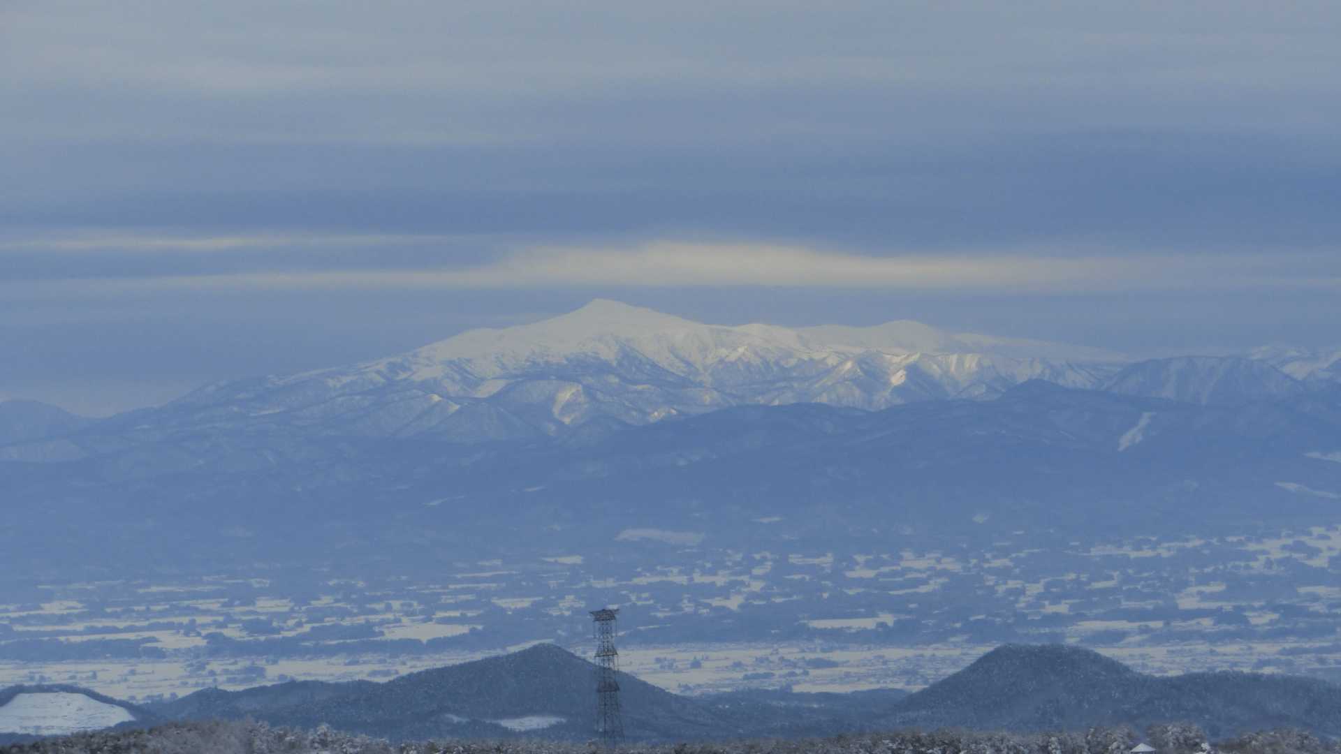 南西に栗駒山。ここからしっかりと見えたの初めてかも