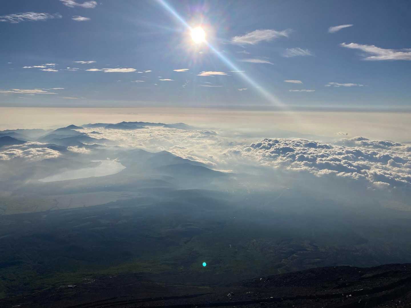 登頂、ご来光、雲海、美味しい豚汁、全てに涙が出る。