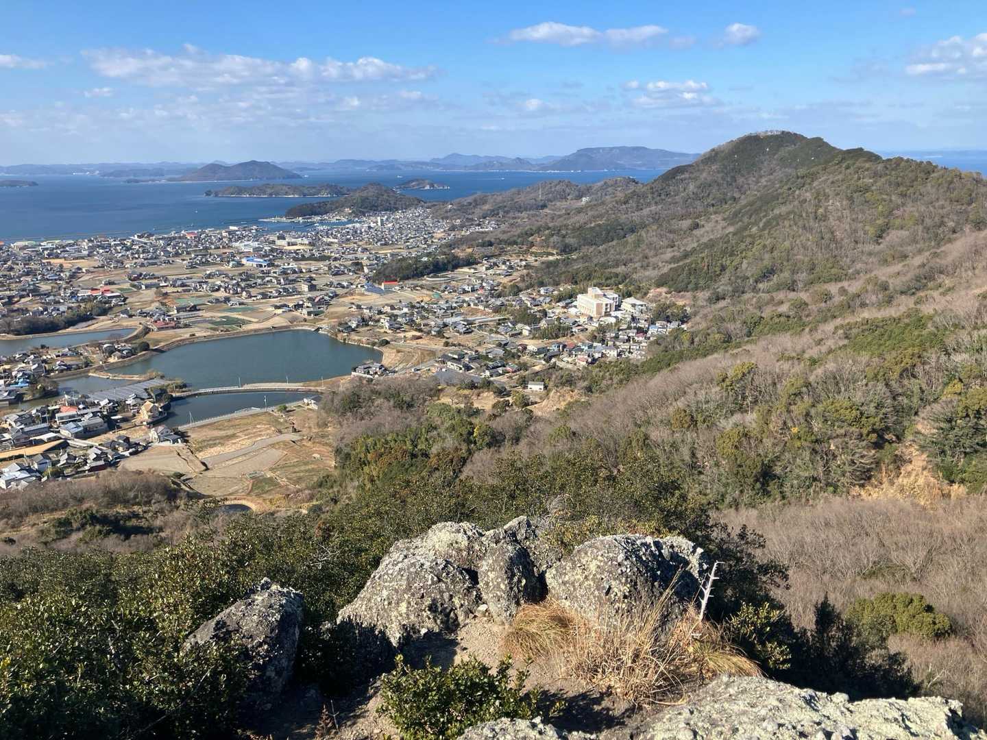 下山開始。いきなり岩場に遭遇しますが岩肌はグリップが効くので慎重に下りれば大丈夫🙆