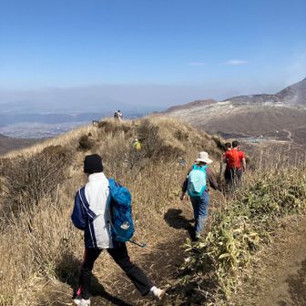 山頂付近は狭いので少し下ったところでお昼を食べます。