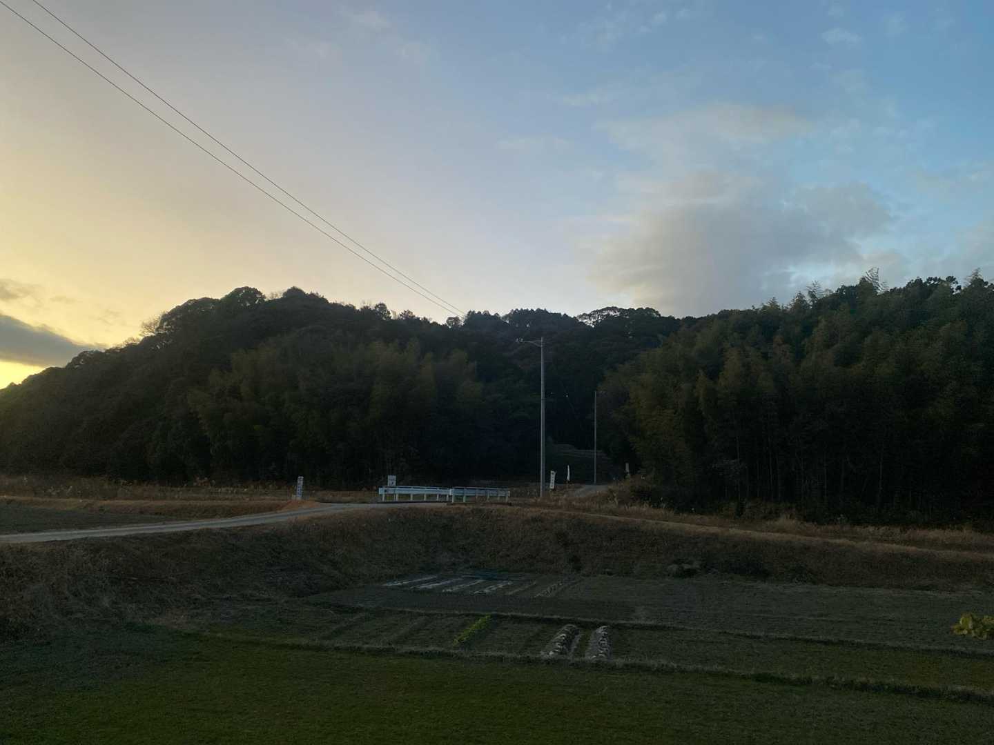 山中城址駐車場🅿️に戻り、
夕暮れの城山(山中城址)を振り返る。