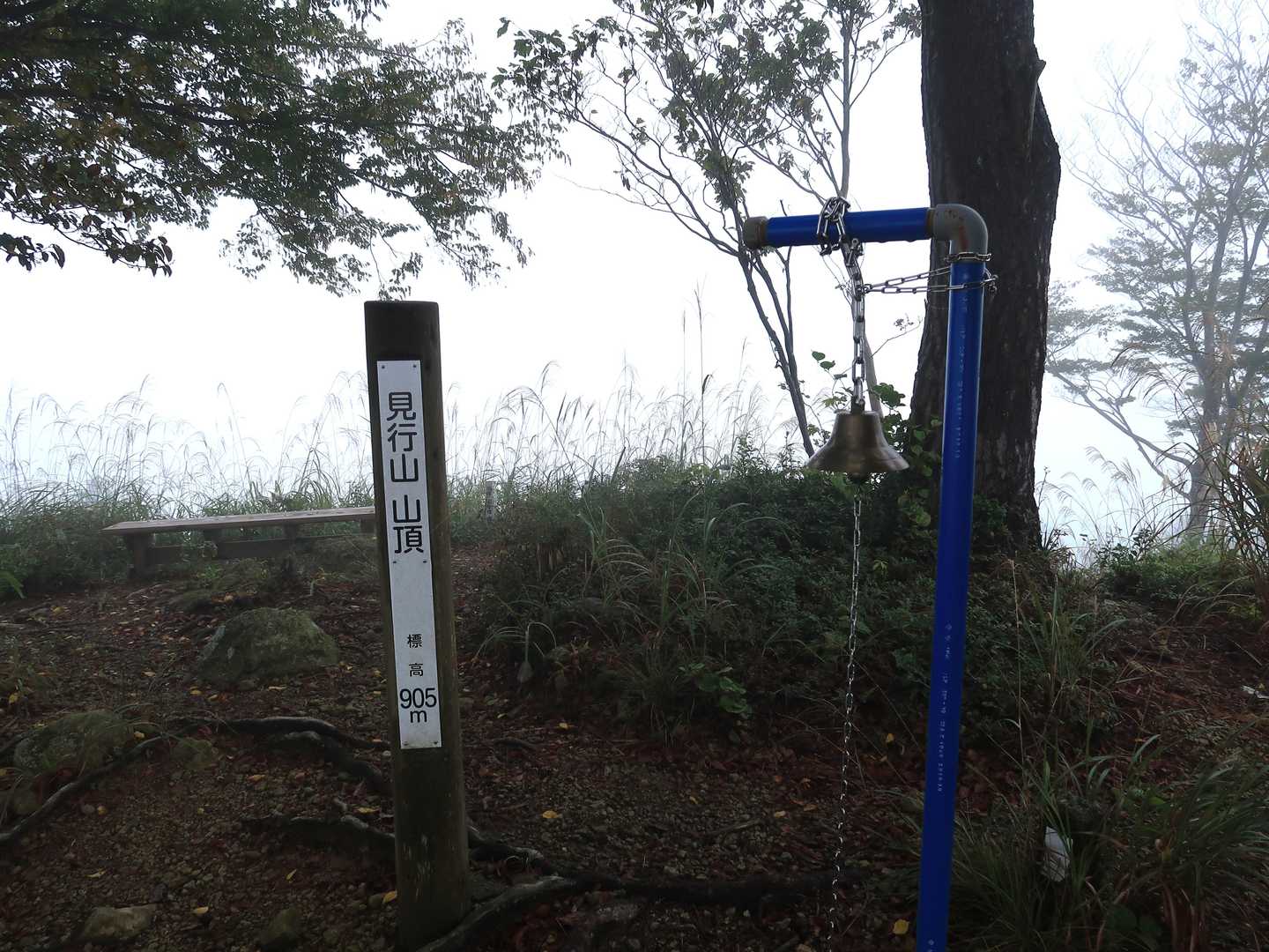 山頂看板と熊除けの鐘
そしてここでも鐘を鳴らします