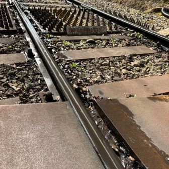 箱根登山鉄道🚂
車輪とレールの摩擦熱を減らすために水を散水しながら走らせている。