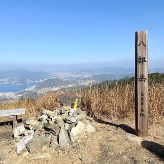 背景は長崎市中心部。