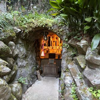 洞窟の中に奥宮の祠🙏