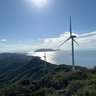 無風で止まってる風車と祝島