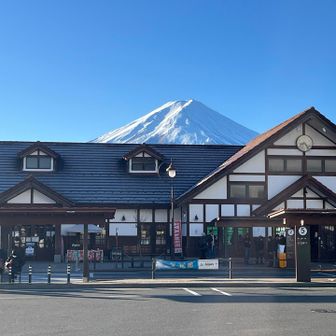 朝から河口湖駅には電車待ちバス待ちの海外旅行者が大勢いました。