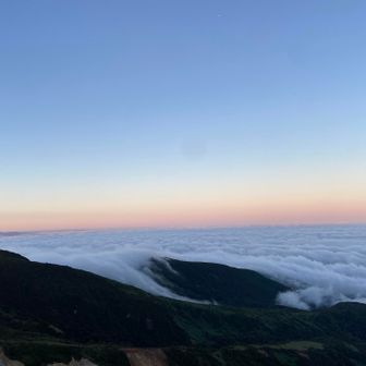 赤面山山頂から滝のように流れる雲🥰
すごいね👍
1人でここへきたけど誰かに見せたくなるような景色でした😌