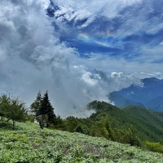 環水平アーク？彩雲？🌈

環水平アークの特徴形と位置：太陽の下の低い空に、ほぼ水平なまっすぐな帯として現れます。仕組み：上空の薄い雲にある平らな氷の粒が、太陽の光を屈折させて起こります。見え方：色がハッキリ分かれた規則的な虹色です。見られる時期：太陽の高さが高い季節（日本では4月〜9月頃）のお昼前後しか見えません