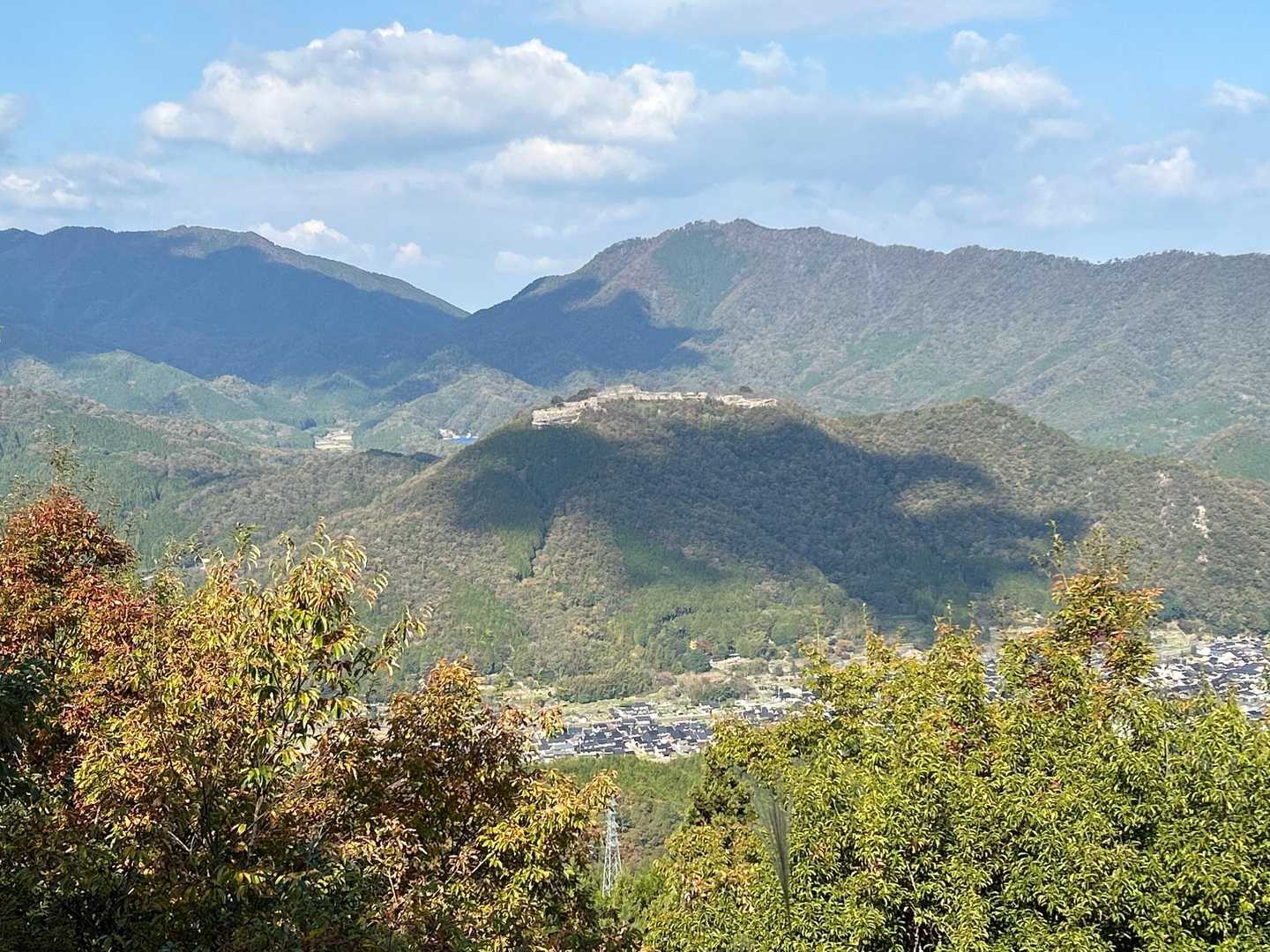 もう少し登ってまた竹田城跡をパシャリ