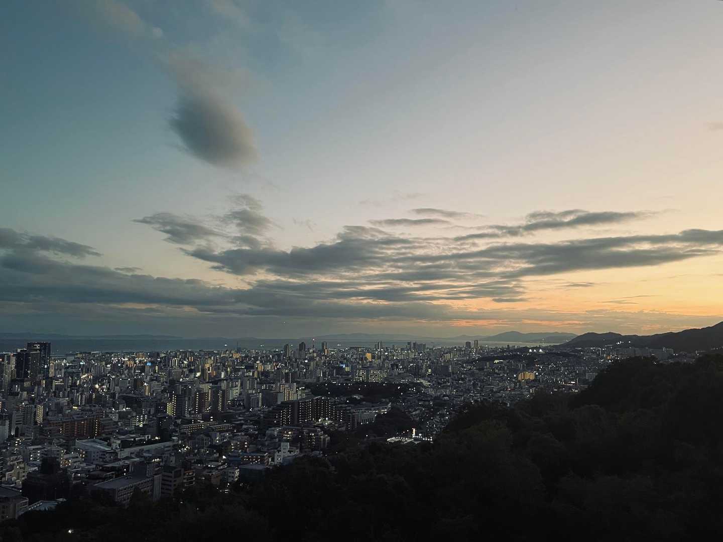 「夕暮れ時って悲しいな。」オレンジジュースとミルクまぜながらつぶやいた。って感じの空の色🍊🥛ベンジー好き☠️