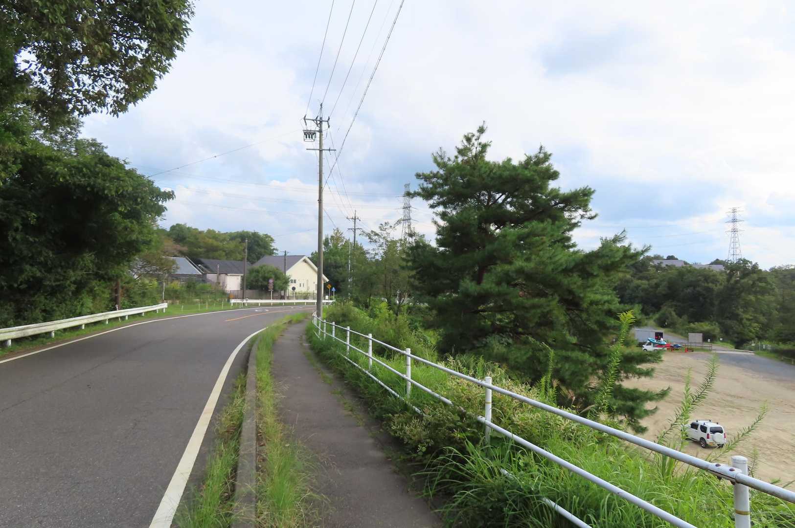 県道を少し歩いて駐車場へ
右下はグランドです
駐車場もあります