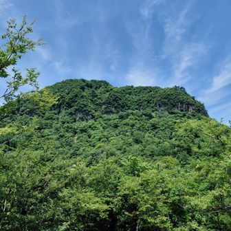 鹿の角山頂から少し下ると、ドでかい南岳がそびえている！　南面は柱状節理の絶壁で、難攻不落の要塞のようだ。