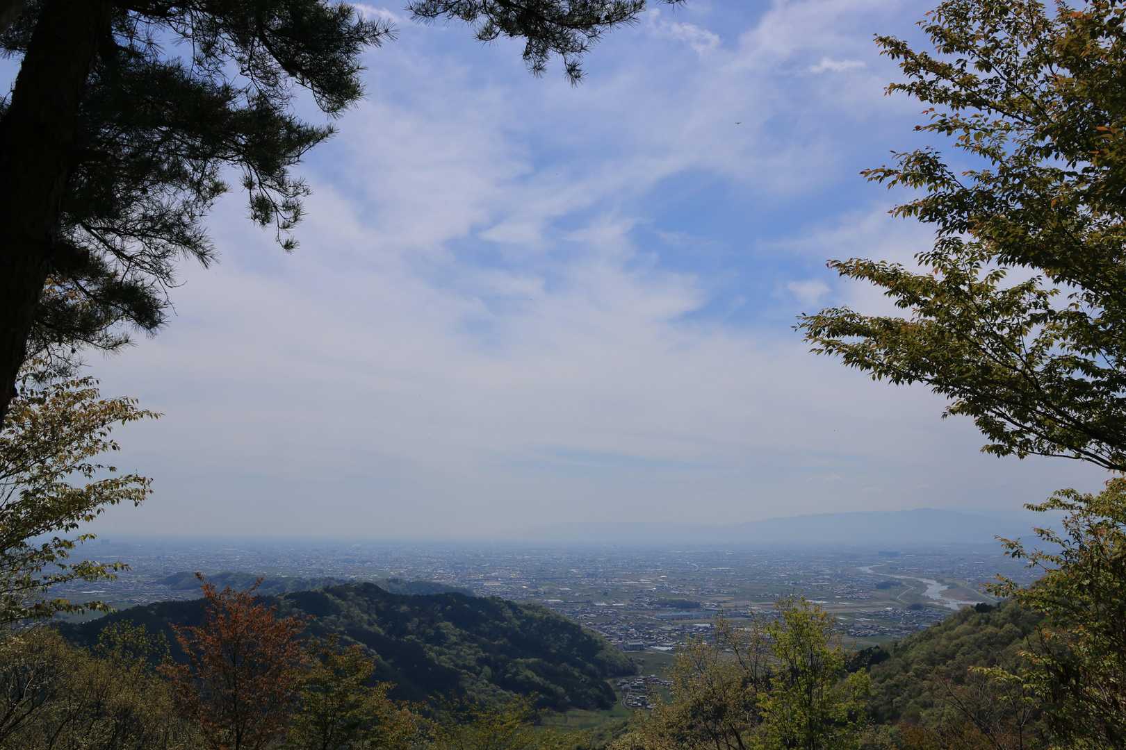 左側が登ってきた尾根。