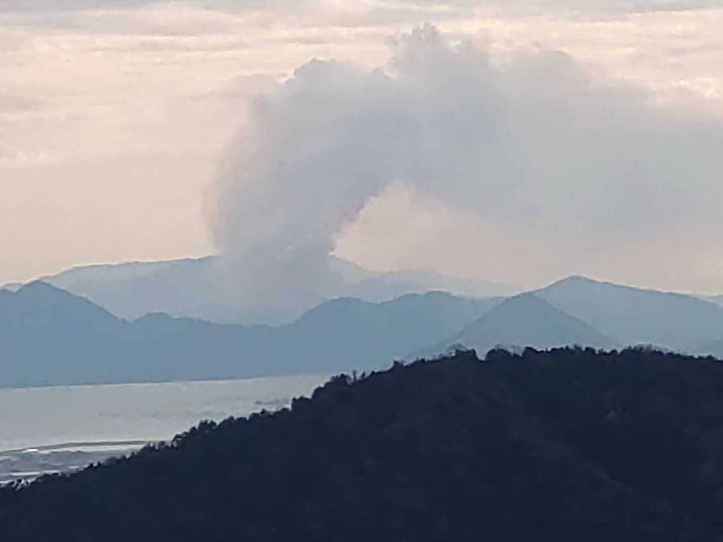 下山途中にもう一度煙の様子、少し広まったかな？
下山後のニュースによると江田島の山火事だそうです。
早く消えれば良いのですが。
