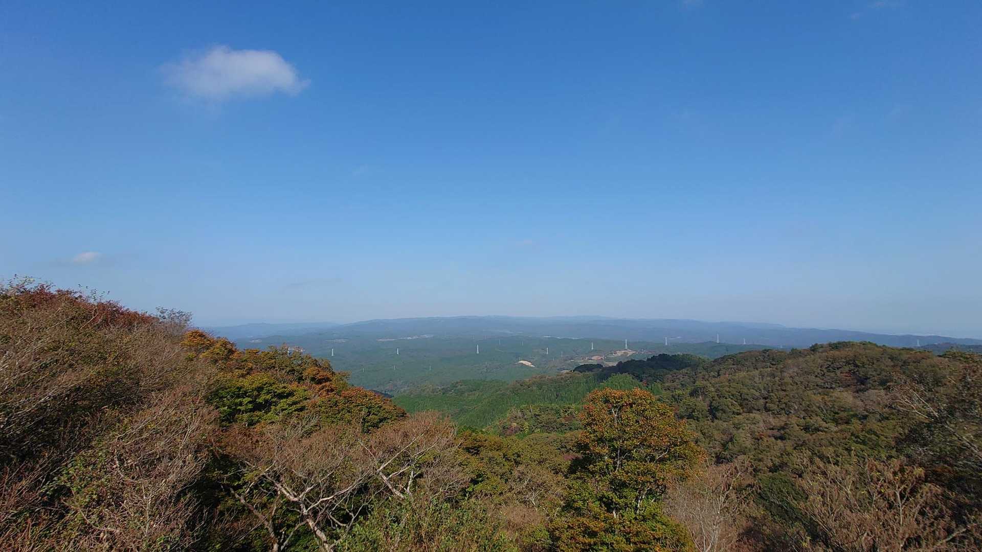 北方をのぞむ。紅葉にはまだ少し早いですね。