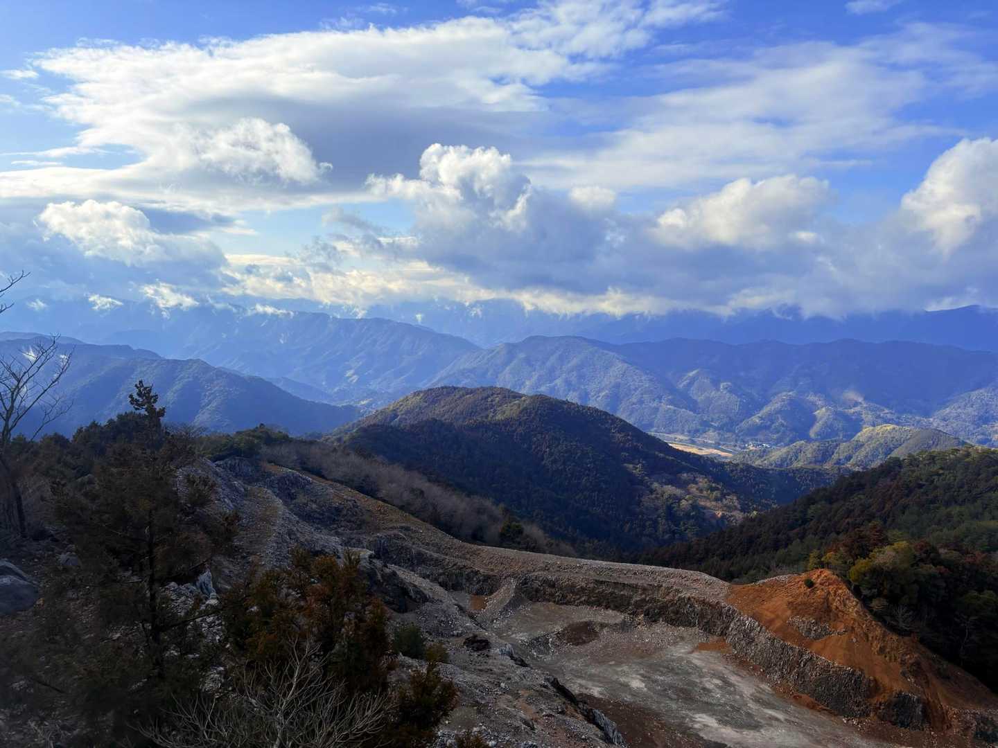 👈剣山⛰️は☁️の中…