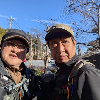 おっと！ユ－ジさんに遭遇！
ユ－ジさんは牛伏山からここに来たとの事。僕はこれから牛伏山ヘ。
ユ－ジさんから「ぐんま百名山、どこか一緒に登ろうよ」ってご提案いただきました。