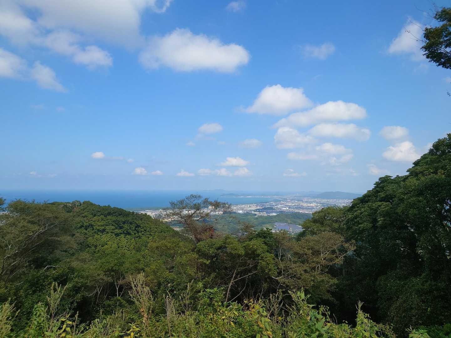 海が見える山頂からの景色は格別です