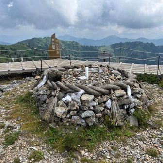 山頂一等三角点
厳重に守られています