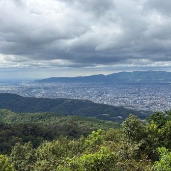 大文字山ピーク✨ 雲は重そうですが、遠くまでよく見えます