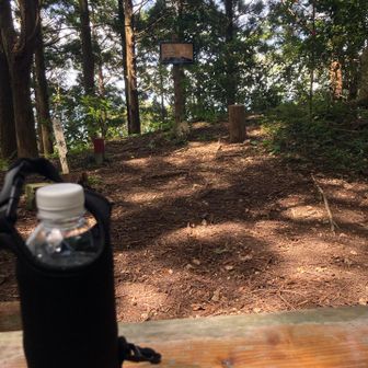 岳山には綺麗なベンチ・机が増えていました🙏ここで一休み
