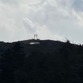 山頂も重そうな雲☁️