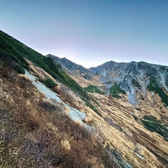 飛騨乗越の斜面😁
山頂は今ごろ日の出見えてるんだろうなぁ🤔