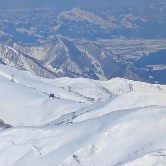 清水峠の東電監視小屋と白崩避難小屋も良く見える、今シーズンもOne day馬蹄形は歩く😤年々時間単位で遅くなっていると云う…😞
アラ古希なので仕方ない😁