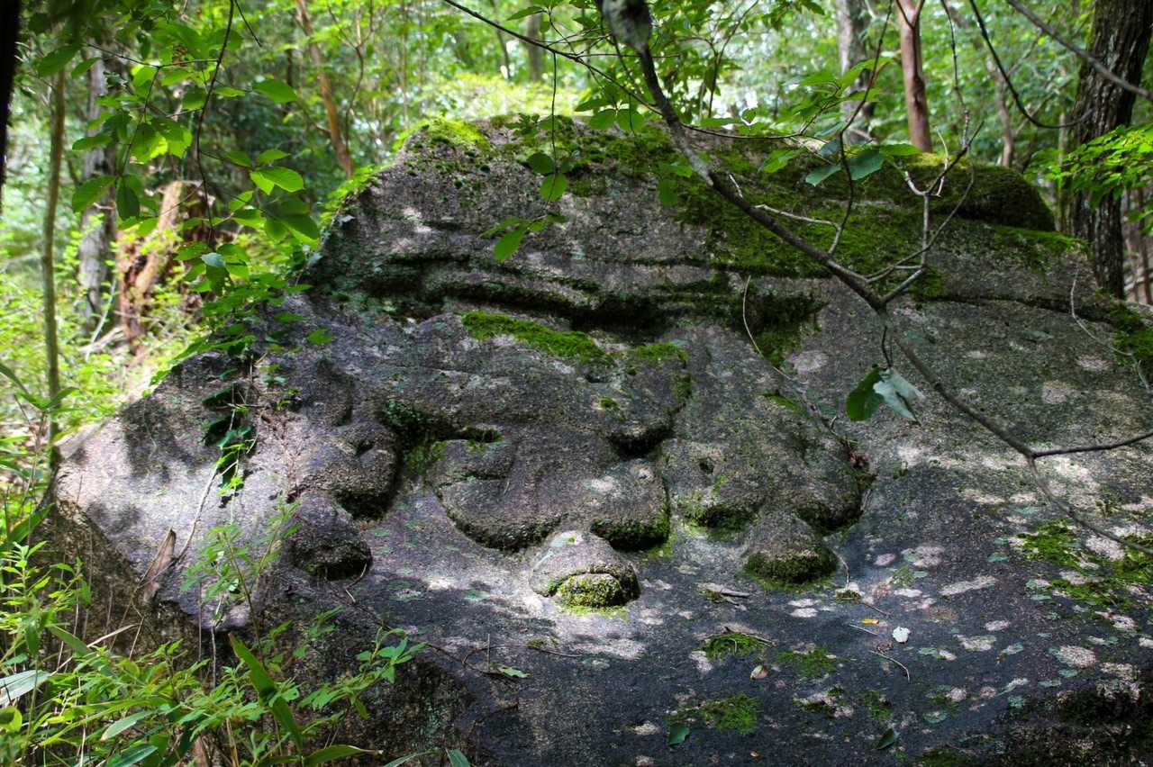 逆さ観音
ダム用の石の採掘のため、逆さに転倒してしまったとか