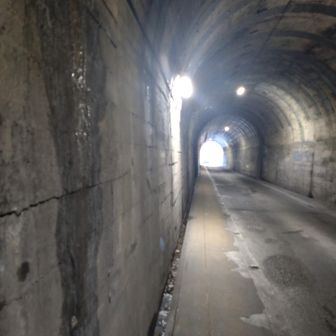 トンネルを抜けると…