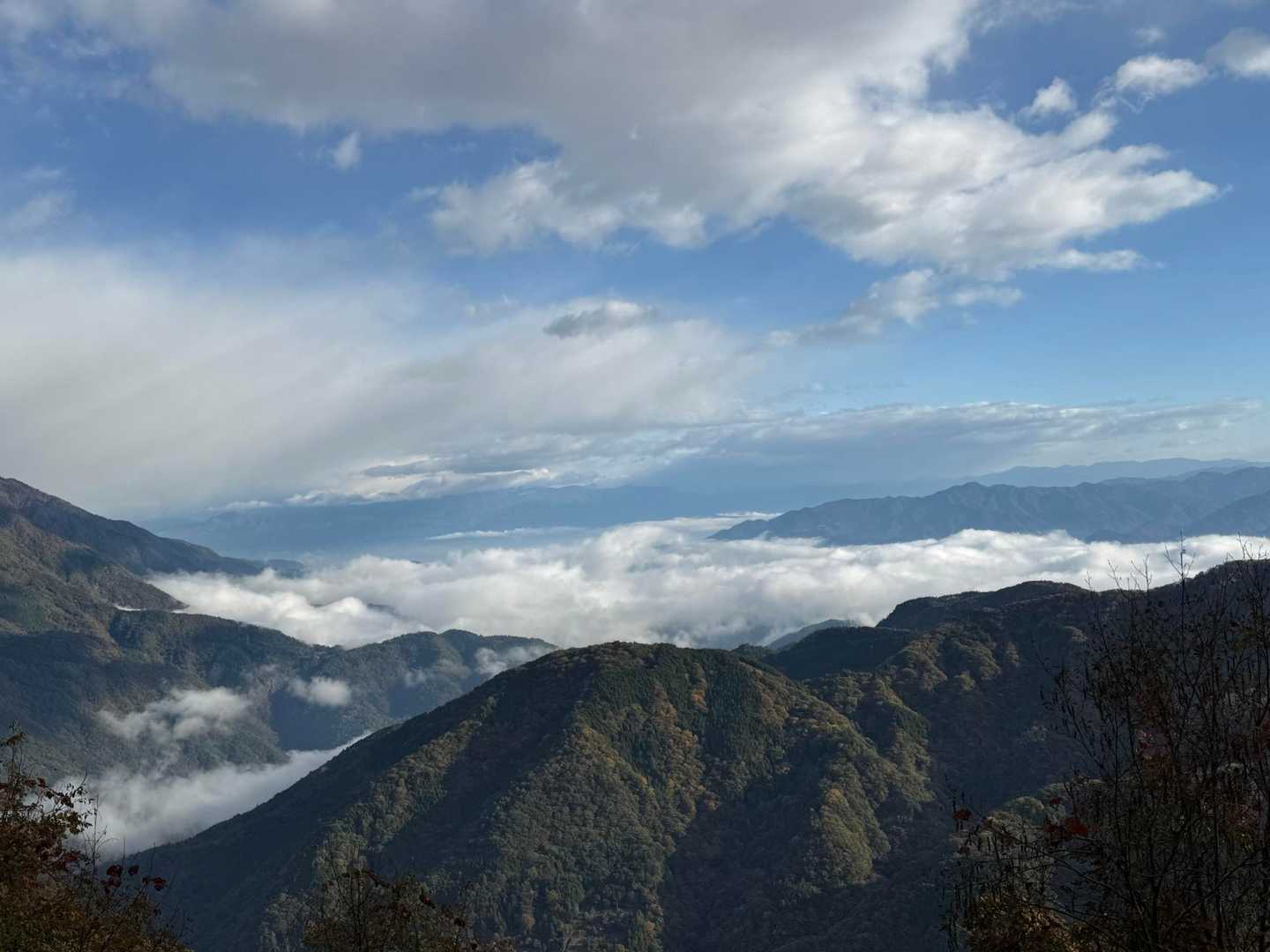 初眺望
富士川沿いが見えるのかなぁ
この辺から朝のお勤め？なのか読経が聞こえます
ありがたく私も願い事を念じる念じる🤭