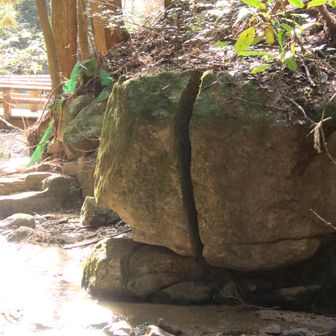 まるで刀で二つに切られたかのような岩🪨