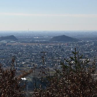 ちょっとガスっていますが、概ね景色は遠くまでよく見える
実は、しのっちご夫妻は去年のお晦日に別の登山口から各務原権現山＆北山＆芥見権現山＆どんぐり三山を登られていますが、お天気が悪かったので眺望がイマイチだったそうです