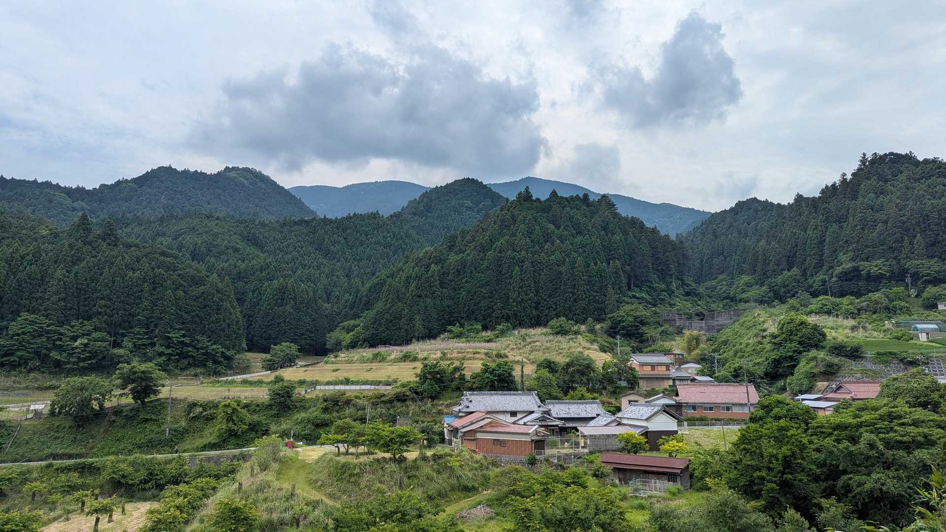 奥の山が学能堂山かな？
言い切りません