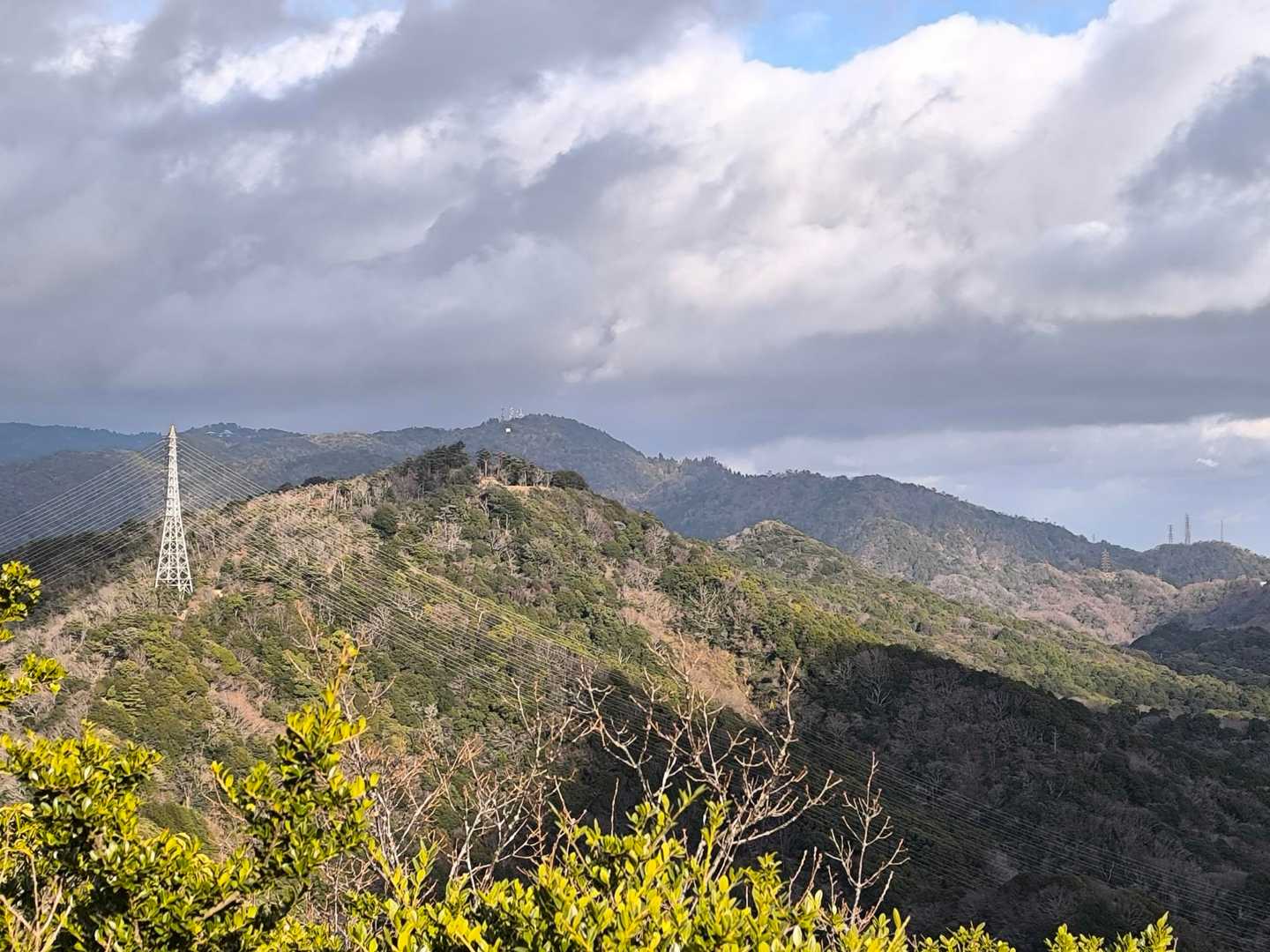 菊水山第2展望台から摩耶山方面。六甲山最高峰はあの山のむこう側