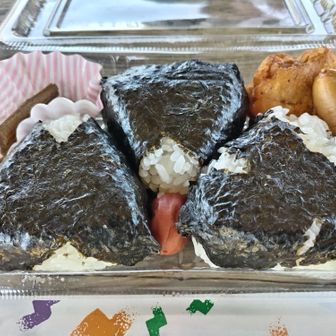 お弁当
おにぎりみっつ
しっとりとした海苔が好き
意外とペロリだった