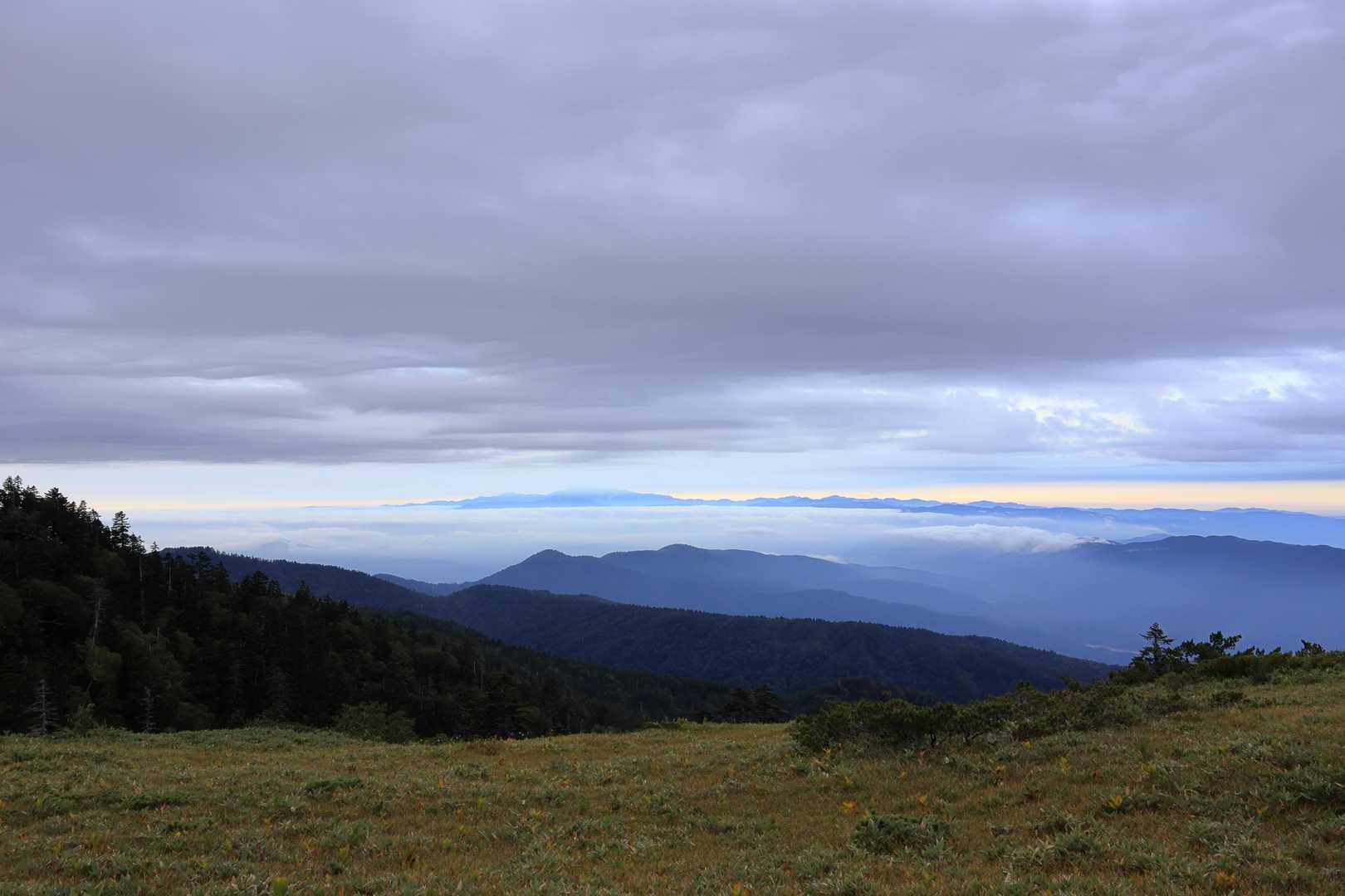 振り返ると飛騨は雲海に覆われている

そして彼方には白山も浮かぶ⛰️