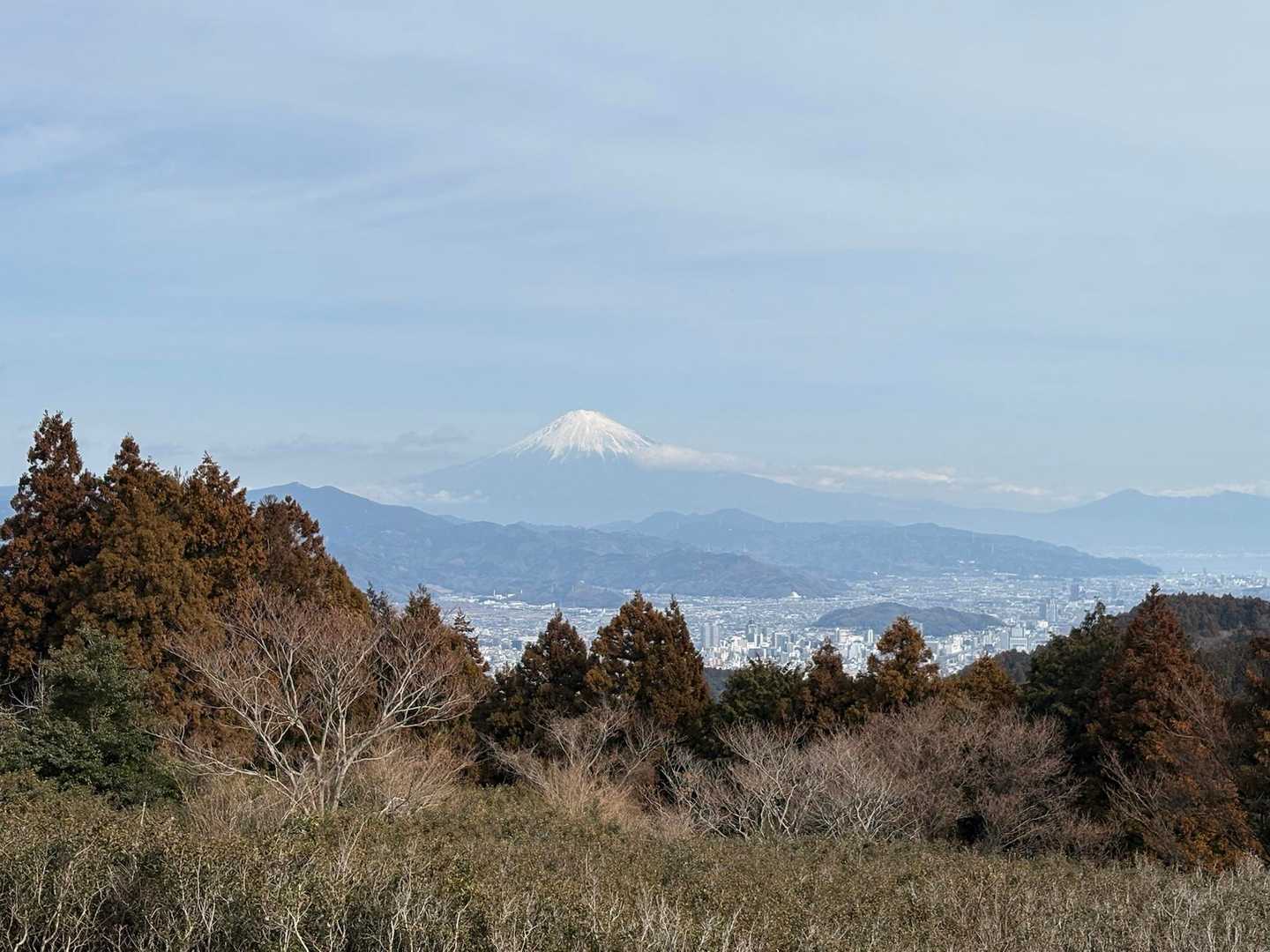 頂上まで見えたぞ富士山🗻
空は春霞