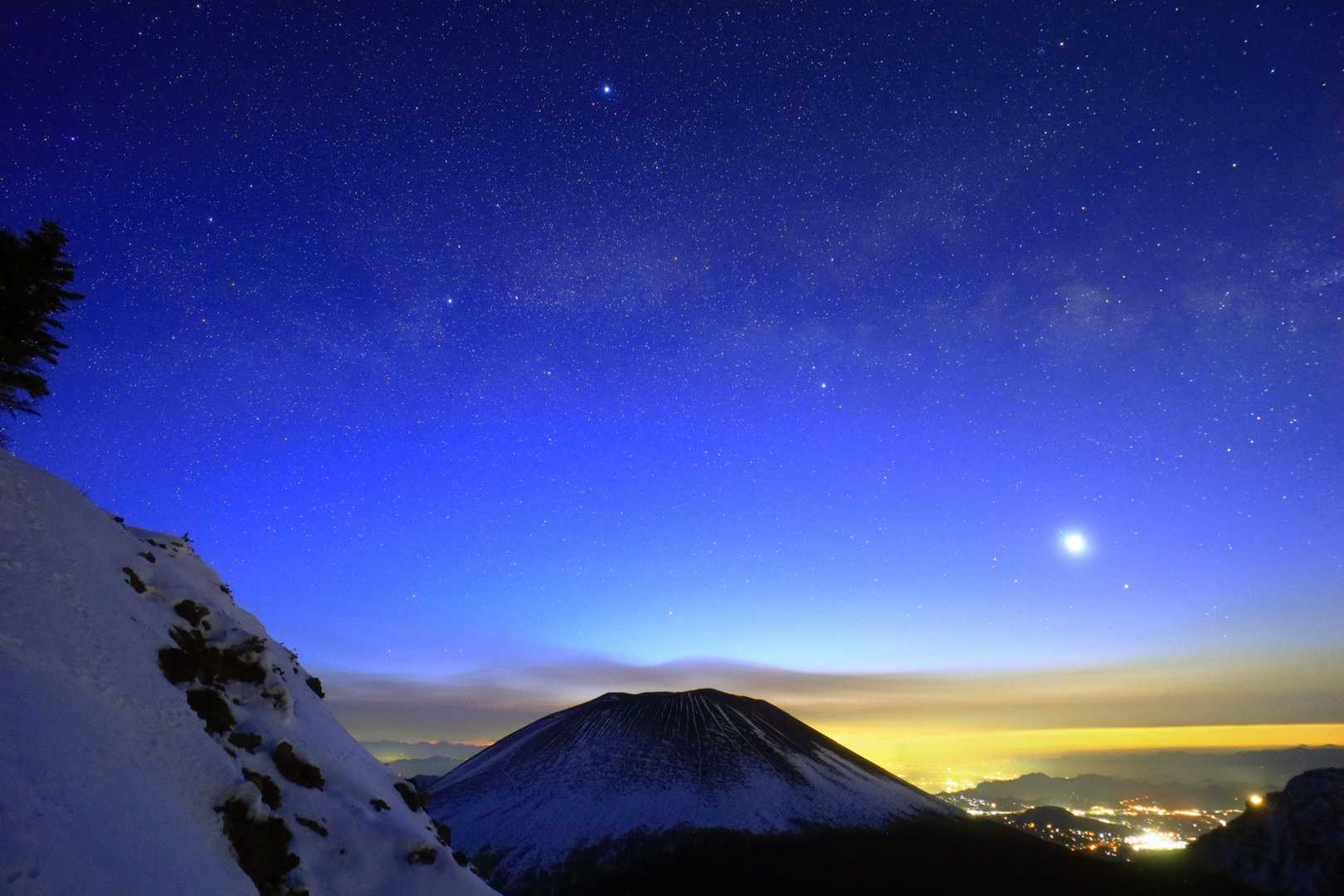 星空からブルーアワーへと移り変わる..