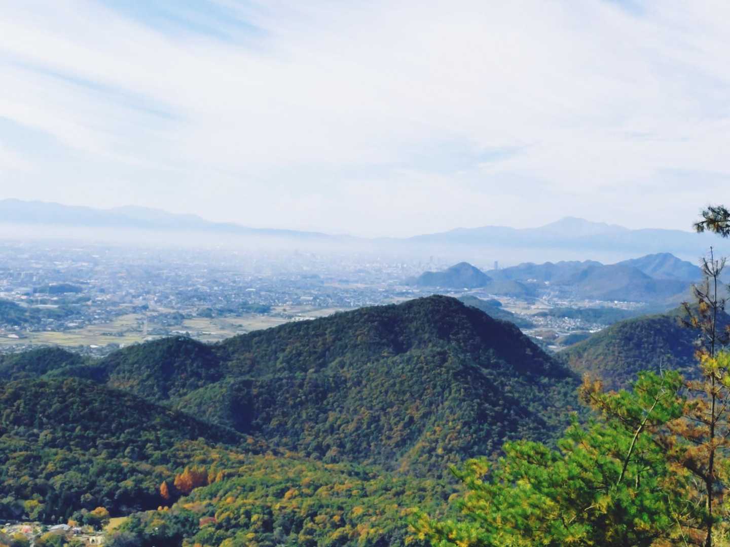 金華山、その向こうに伊吹山