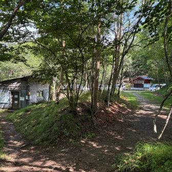 湯の沢峠の駐車場に立派なトイレがあります。ありがたい。