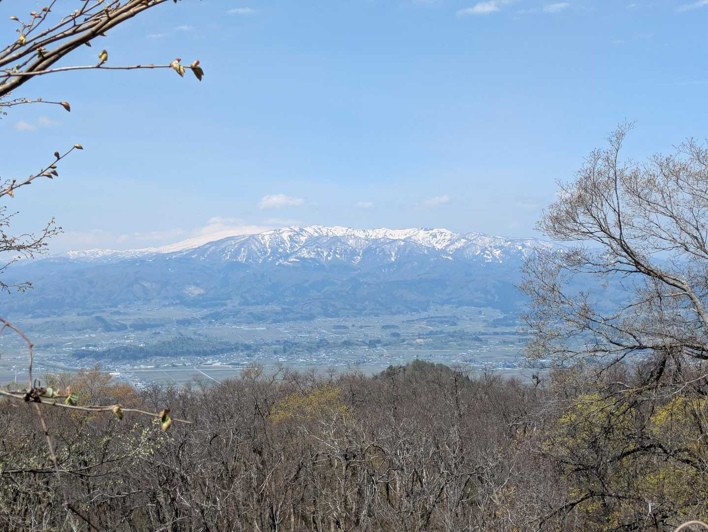村山市内側は葉山の綺麗な稜線が！その向こうに見える深い雪をまとった山は月山✨️