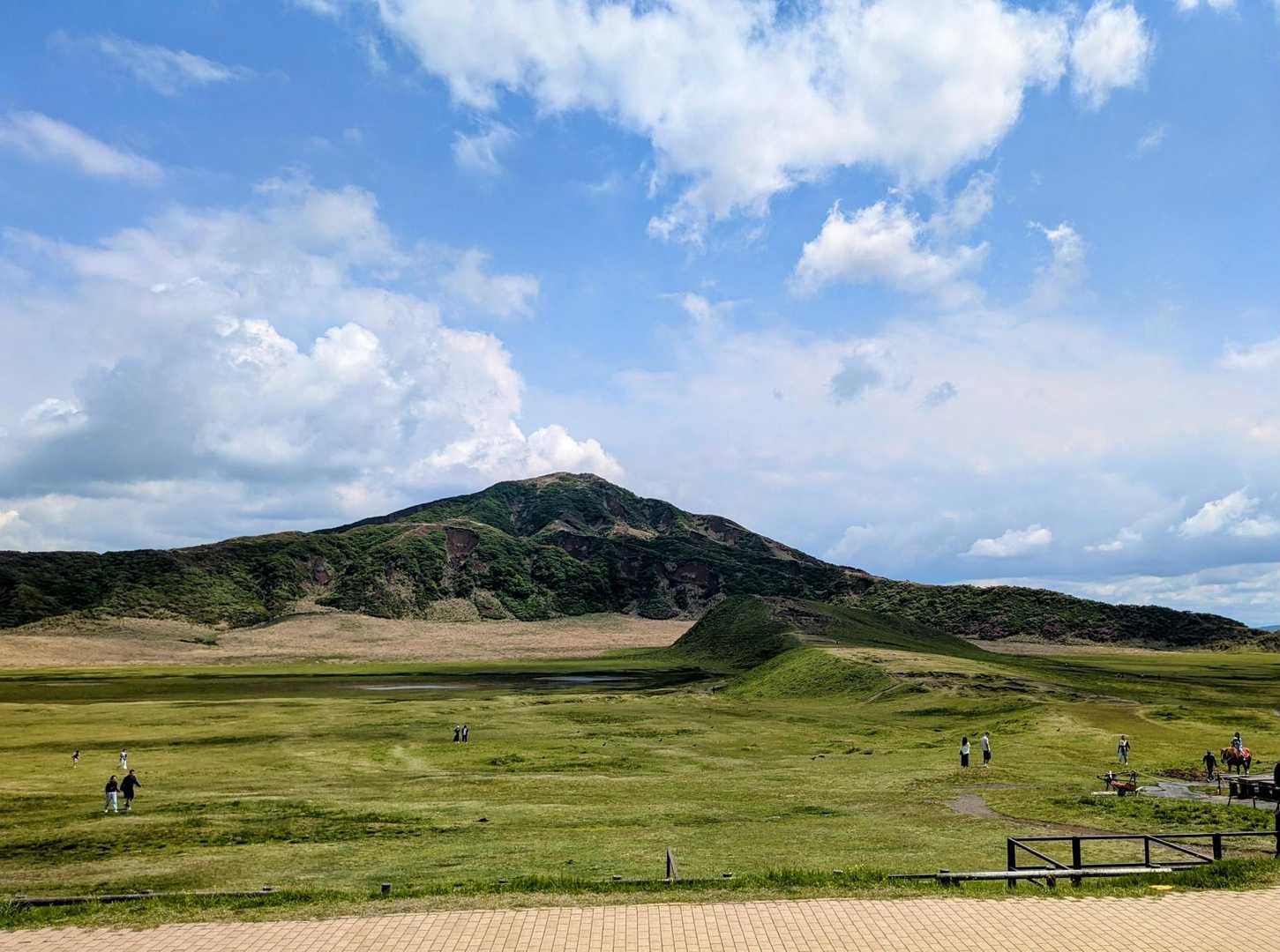 杵島岳をぐるりお鉢巡りして♻️
階段ピストンで草千里に下山。 

阿蘇駅行きのバス最終は16:30🕟️
まだ2時間半あるので…
烏帽子岳までもうひと歩きします。


阿蘇🌋弾丸ﾂｱｰ2️⃣に続く🔜