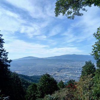山頂手前の眺望🤩🌟
背振山と九千部山が見えてます⛰️